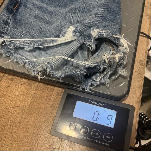 Denizen Denim Shorts Womens Size 6 High Rise Raw Hem Medium Wash Distressed Edgy - Picture 7 of 7